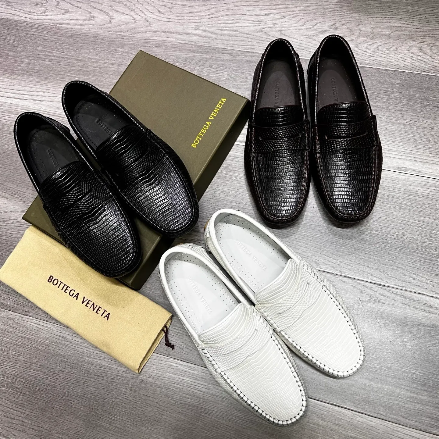 Factory price 480 BV 〰️Purely handmade classic men's beanie shoes👉👉driving shoes, slip-on shoes, made of imported cowhide from Italy, 💕water-dyed cowhide lining, 🔊original outsole, waterproof platform design, comfortable on the feet. A good choice for traveling and driving, three colors available, code number: 38-44, (45 can be customized)